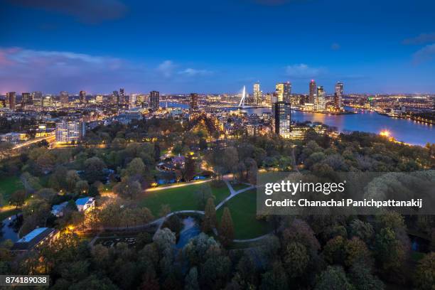 night scene over rotterdam city in cbd area, netherlands - rio nieuwe maas fotografías e imágenes de stock