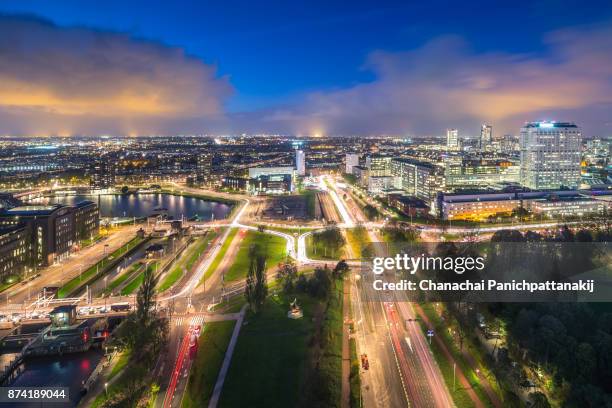 aerial view of night scene over main boulevard and street in rotterdam, netherlands - rio nieuwe maas - fotografias e filmes do acervo