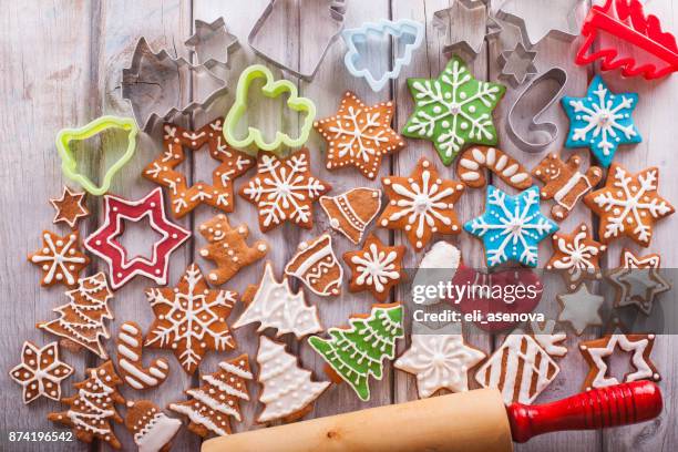 galletas de navidad en la mesa de madera blanca - bastón para bailar fotografías e imágenes de stock
