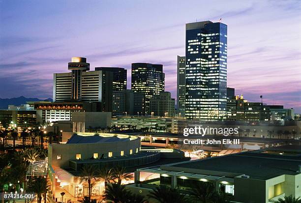 usa, arizona, phoenix, downtown skyline at dusk - phoenix arizona stockfoto's en -beelden