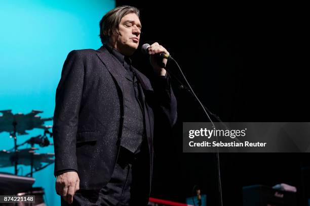 Blixa Bargeld of Einstuerzende Neubauten performs at Columbiahalle on November 14, 2017 in Berlin, Germany.