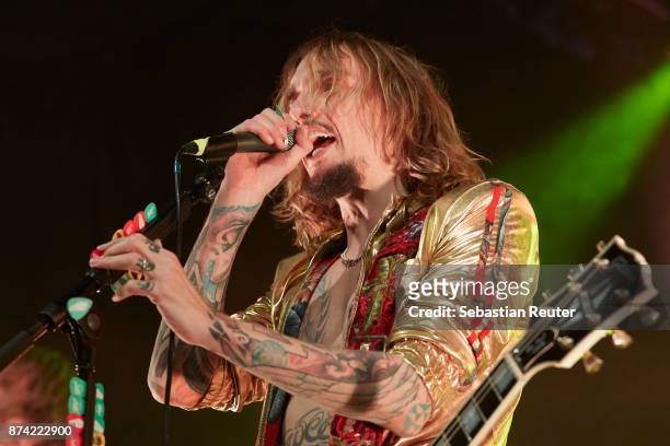Justin Hawkins of The Darkness performs at Columbia Theater on November 14, 2017 in Berlin, Germany.
