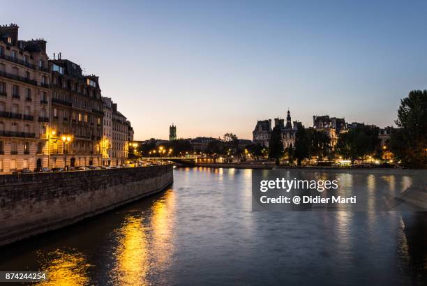 sunset over the seine riverbank in the heart of paris - the marais stock pictures, royalty-free photos & images