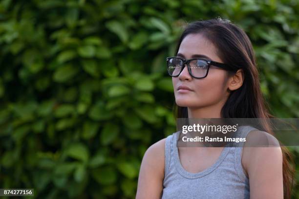 jonge mooie aziatische vrouw krijgen weg van alles met de natuur - bril met hoornen montuur stockfoto's en -beelden
