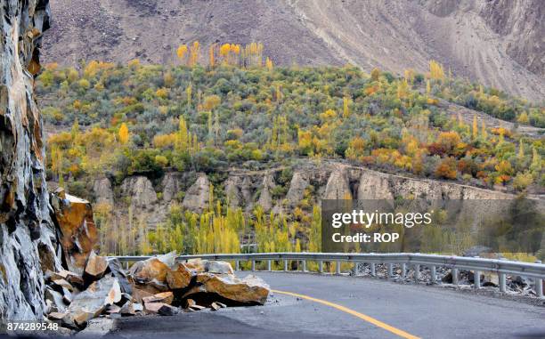 landslide - deslizamiento de tierras fotografías e imágenes de stock