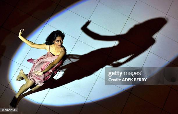 An Indonesian dancer performs "La Femme Paysage, vision de Paris à Java" or 'Woman in the scene, vision from Paris to Java' during a fashion show by...