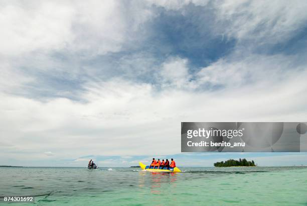 dodola insel morotai - banana boat stock-fotos und bilder