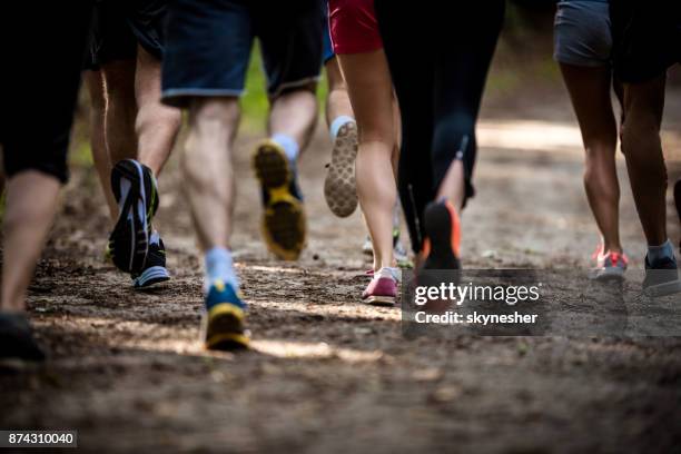 grote groep onherkenbaar atleten lopen van een marathon in de natuur. - 10000 meter stockfoto's en -beelden