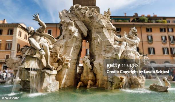 fountain of the four rivers (italian: 'fontana dei fiumi') in rome - fonte dos quatro rios imagens e fotografias de stock