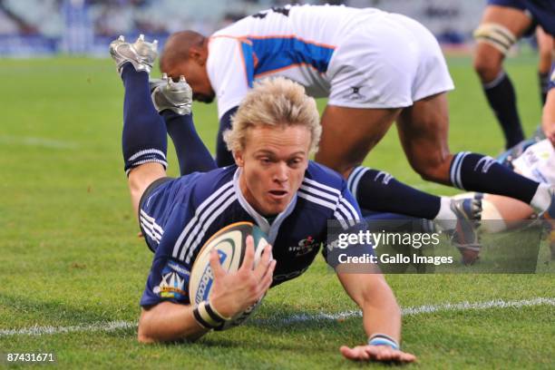 Joe Pietersen of the Stormers over for his try during the Super 14 match between Vodacom Cheetahs and Vodacom Stormers at Vodacom Park on May 16,...