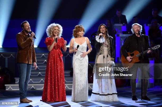 Jimi Westbrook, Kimberly Schlapman of Little Big Town, Reba McEntire, Karen Fairchild and Philip Sweet of Little Big Town perform onstage for CMA...