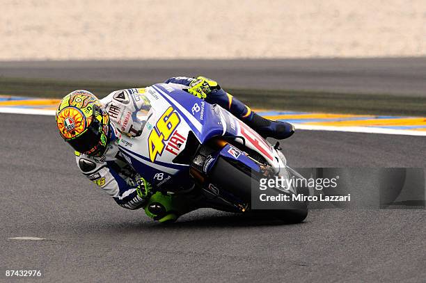 Valentino Rossi of Italy and Fiat Yamaha Team rounds the bend during the qualifying practice of MotoGP of France on May 16, 2009 in Le Mans, France.