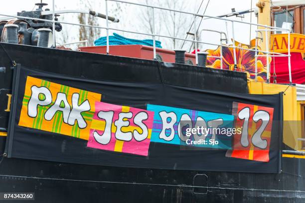 pakjesboot 12 oder die steamboat von sinterklaas - vintage steamship stock-fotos und bilder