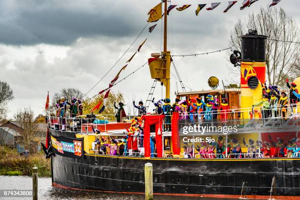 anreise mit dem dampfschiff mit seinen helfern piet sinterklaas - vintage steamship stock-fotos und bilder