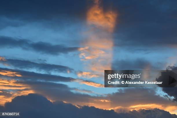 clouds at sunset - alexander kesselaar stock-fotos und bilder