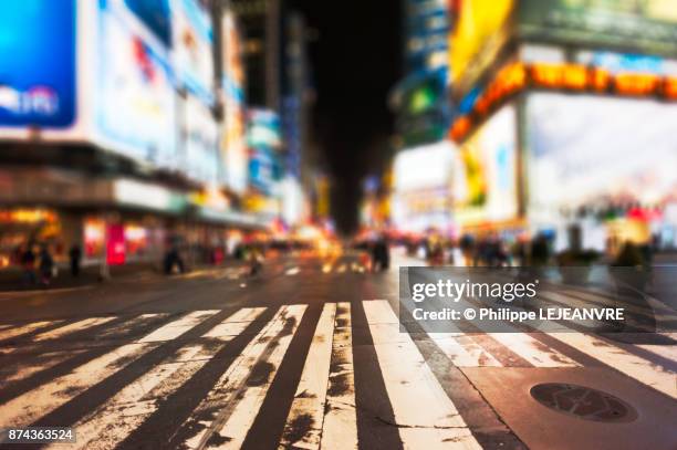 tilt-shift view of a crosswalk in a new-york city avenue at nigh - new york stato foto e immagini stock