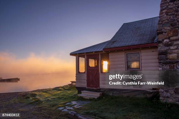 lakeside cabin, moosehead lake, maine - moosehead lake stock-fotos und bilder