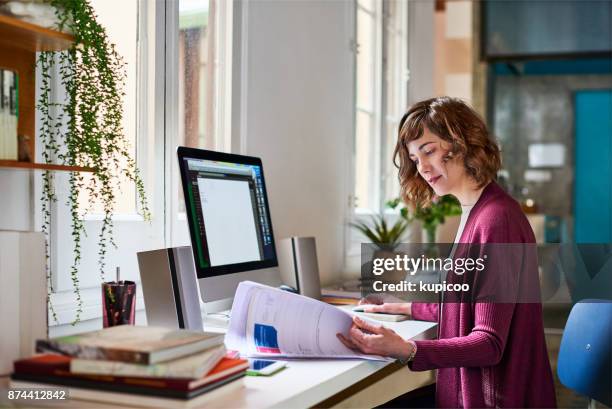 einige admin für ihr haus-gegründetes geschäft aussortieren - kleines büro stock-fotos und bilder