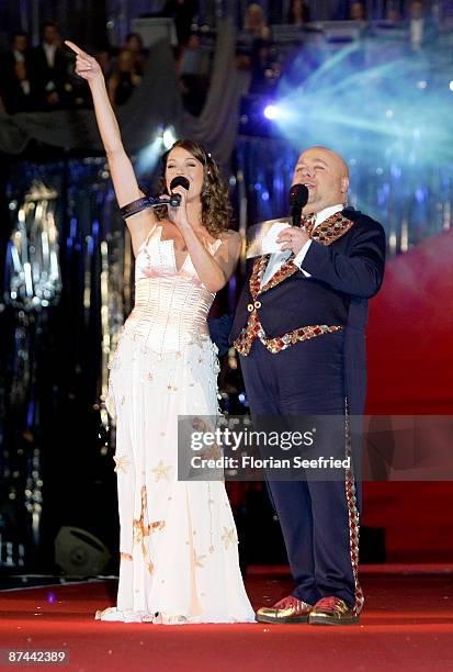 Presenter Elke Winkens and presenter Dirk Bach attend the 'Life Ball 2009 at the city hall on May 16, 2009 in Vienna, Austria.