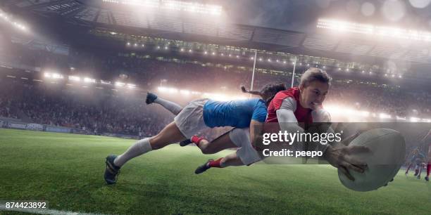 femmes dans le sport - rugby tackle photos et images de collection