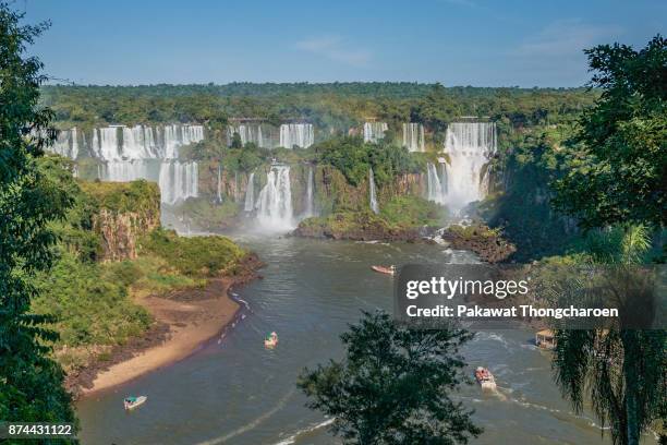 majestic iguazu falls, brazil - iguacu nationalpark stock-fotos und bilder