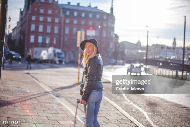 een wandeling door de oude stad stockholm - national day in sweden 2017 stockfoto's en -beelden