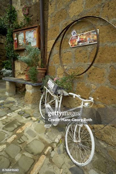 white bicycle in front of the slow food restaurant "en osteria l'ottava rima" - enroth stock pictures, royalty-free photos & images