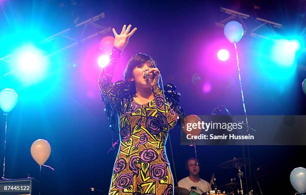 Singer From Css Css Lovefoxx Photos et images de collection - Getty Images