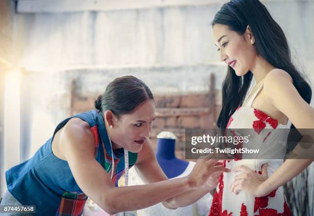 ontwerper met vrouwen klant - kathoey stockfoto's en -beelden