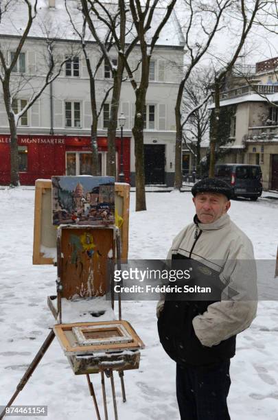 Paris under the snow. The Place du Tertre under the snow, in the Montmartre quarter, where many artists setting up their easels each day for the...