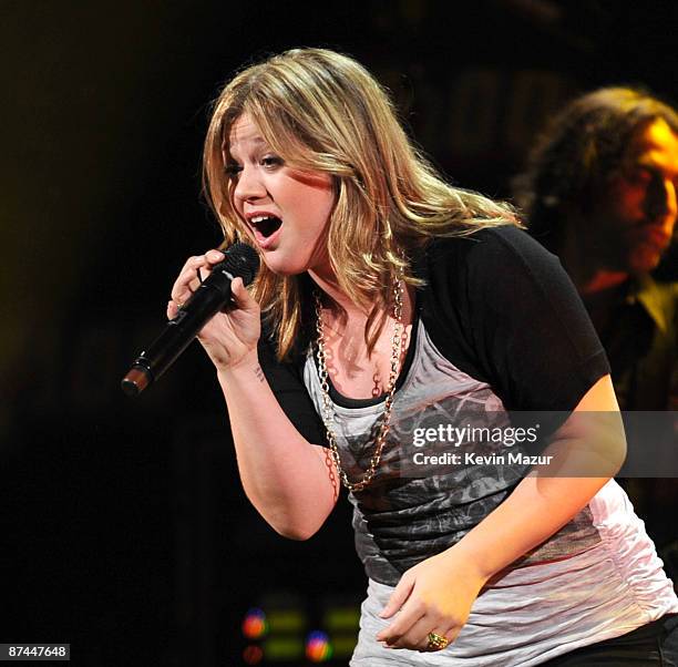 Kelly Clarkson performs on stage during Z100's Zootopia 2009 presented by IZOD FRAGRANCE at Izod Center on May 16, 2009 in East Rutherford, New...