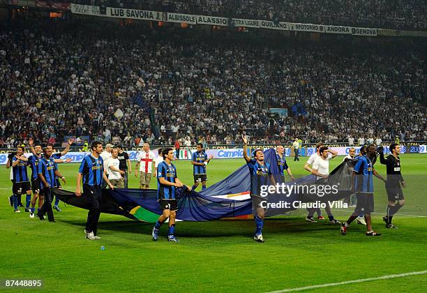 Inter players celebrate during the Serie A match between FC Inter Milan and AC Siena, at the Meazza Stadium on May 17, 2009 in Milan, Italy.