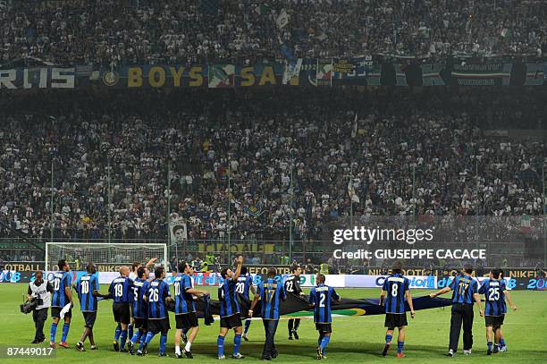 Inter Milan's team celebrates at the end of the Italian serie A football match vs Siena in Milan's San Siro Stadium on May 17, 2009. Inter Milan won...