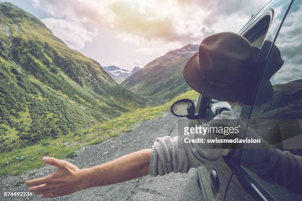 maschio caucasico in viaggio godendosi il paesaggio montano - journey foto e immagini stock
