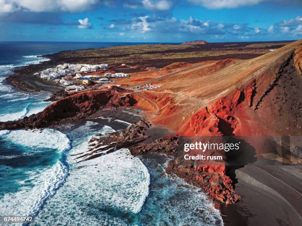 luchtfoto van el golfo, lanzarote, canarische eilanden - lanzarote stockfoto's en -beelden