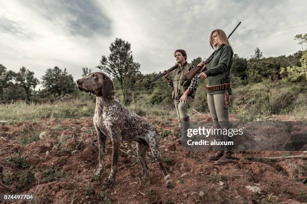 jäger mit deutscher kurzhaariger vorstehhund - apportierhund stock-fotos und bilder