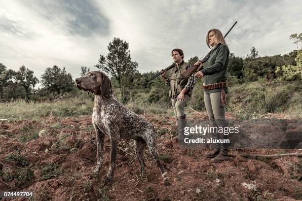 hunters with german shorthaired pointer - german shorthaired pointer stock pictures, royalty-free photos & images