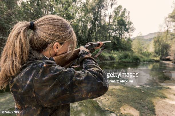 mujer caza - fusil fotografías e imágenes de stock