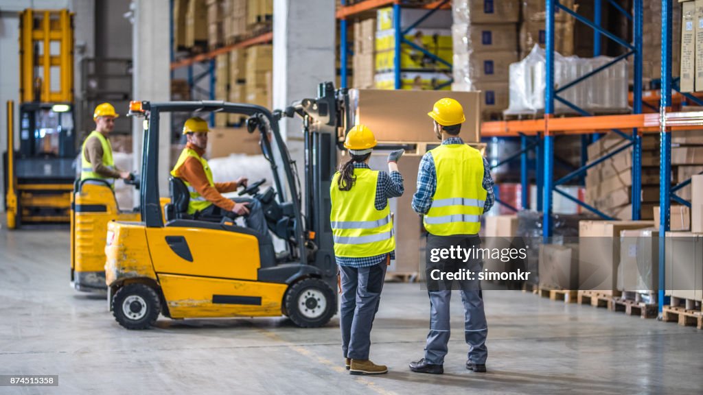 Arbeiter im Lager arbeiten