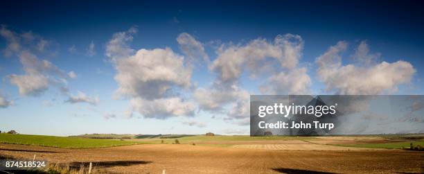 skywriting cloud pattern over the malborough downs, wiltshire - wiltshire 個照片及圖片檔