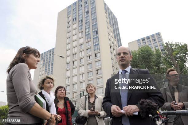 Le recteur de l'académie de Créteil, Jean-Michel Blanquer , s'entretient avec des personnels du lycée Gabriel Peri, le 13 mai 2009 à...