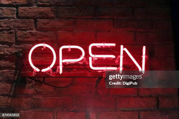 "open" neon sign at night - open segnale inglese foto e immagini stock