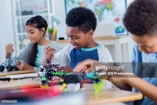 grupo de trabajo de estudiantes de secundaria en el proyecto de robótica - robótica fotografías e imágenes de stock