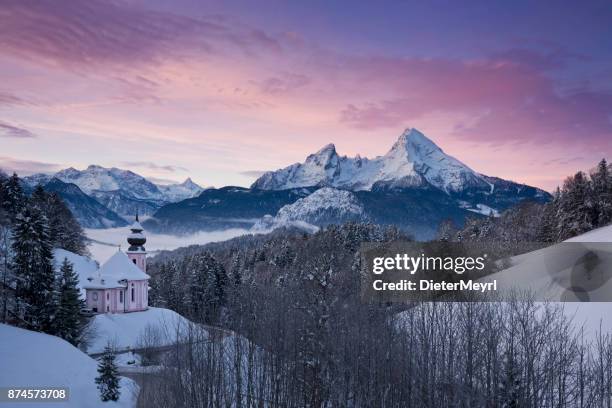 amanecer en la iglesia de maria gern con watzmann en invierno, de berchtesgaden, baviera, alemania - iglesia de maría gern fotografías e imágenes de stock