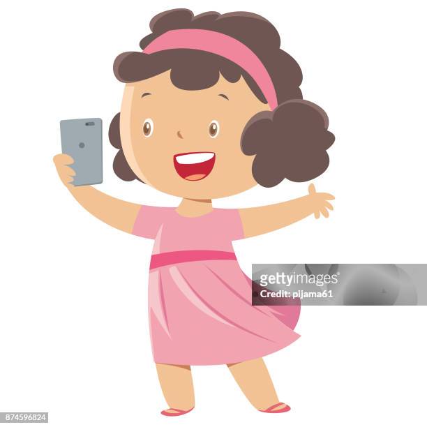 kleines mädchen nimmt eine selfie - selfie stock-grafiken, -clipart, -cartoons und -symbole