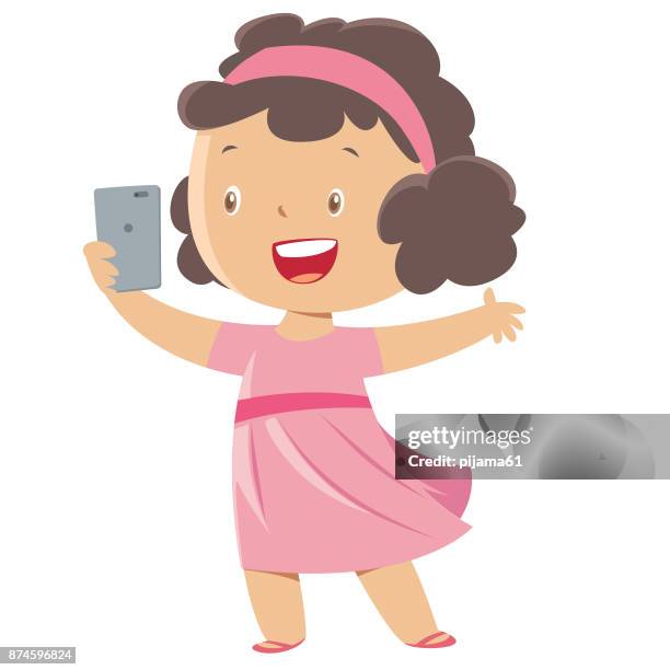 ilustraciones, imágenes clip art, dibujos animados e iconos de stock de poco chica tomando un autorretrato - girl selfie