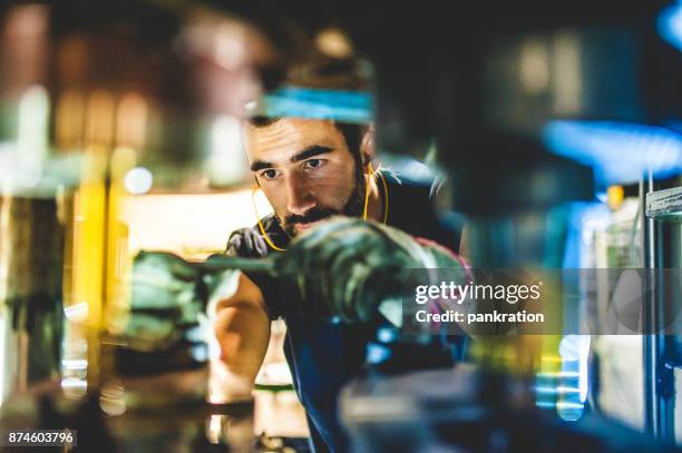 werknemer reparatie koude smeden machine - industry stockfoto's en -beelden