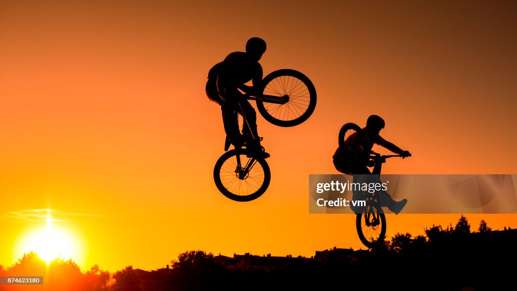 Ciclistas de montaña de salto