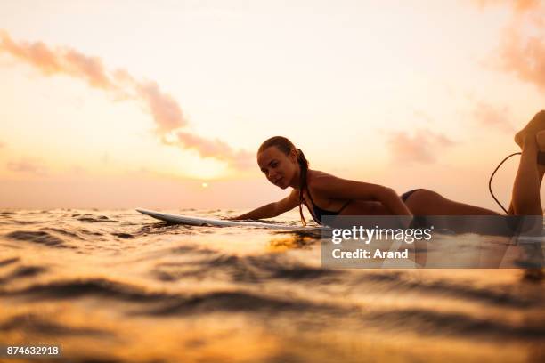 frau junge surfer - hot model indonesia stock-fotos und bilder