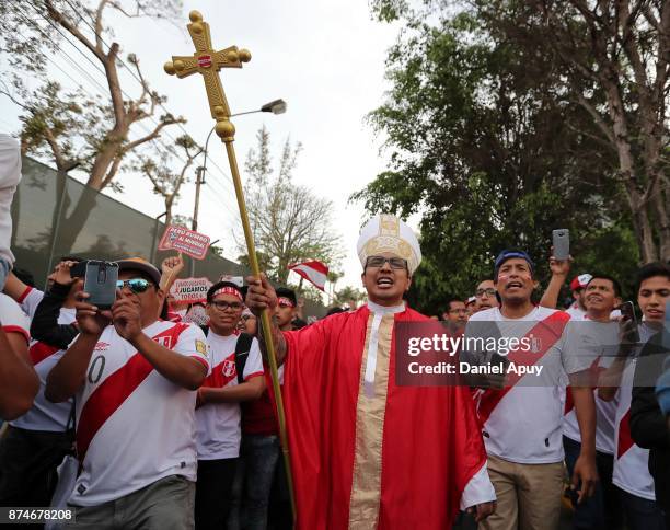 Fans of Peru cheer for their team while arriving to Estadio Nacional prior a second leg match between Peru and New Zealand as part of the 2018 FIFA...